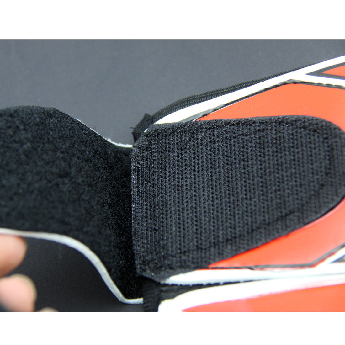 New Goalkeeper Gloves Soccer Football Predator Pro Goal Keeper Glove Mitts Latex