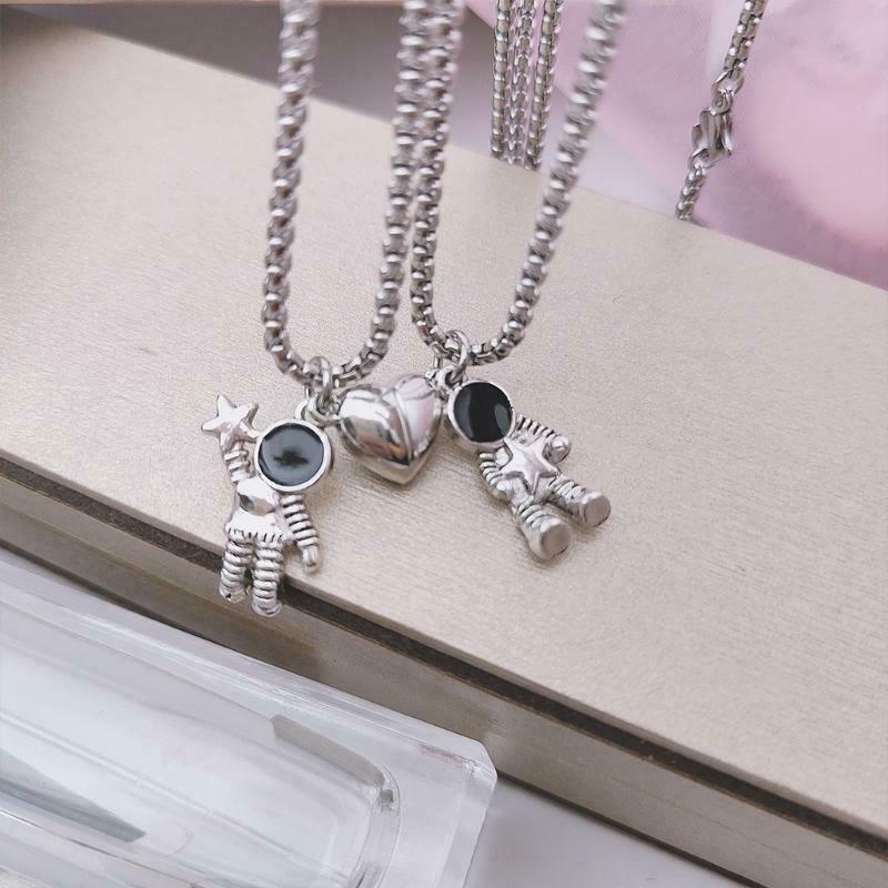 2Pcs Stainless Steel Mutual Attraction Magnet Matching Spaceman Pendant Necklace