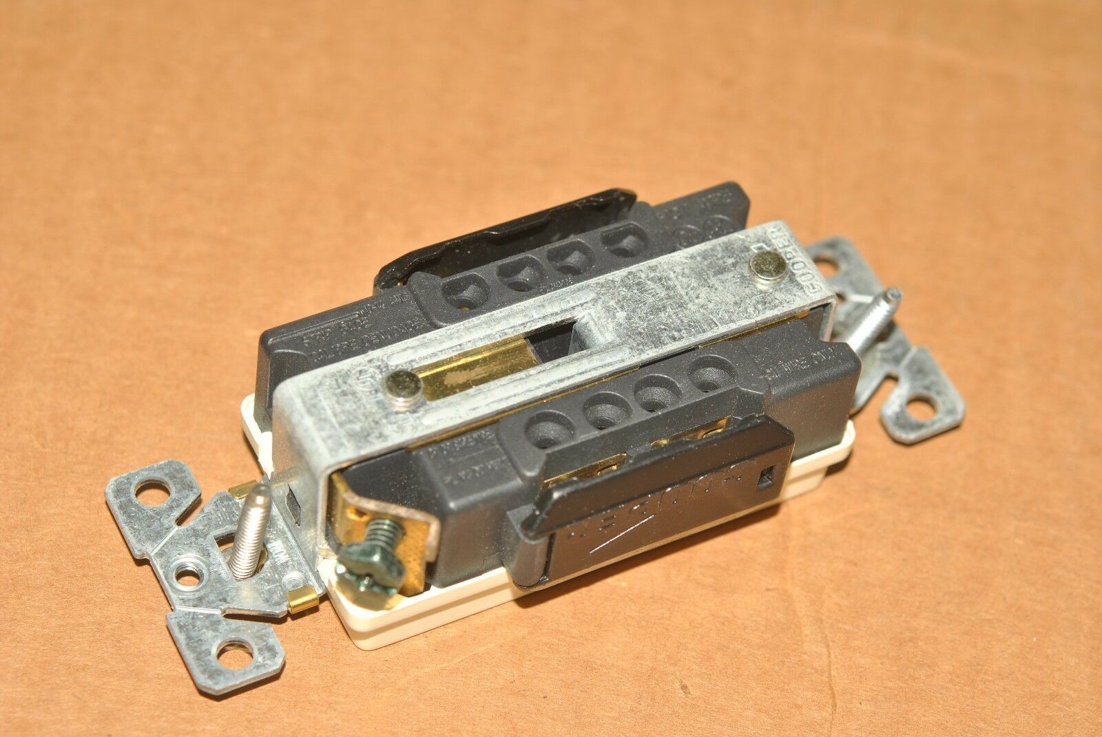1pcs-COOPER 6390W 2P3W 20A 125V/250V Receptacle/Outlet NOS