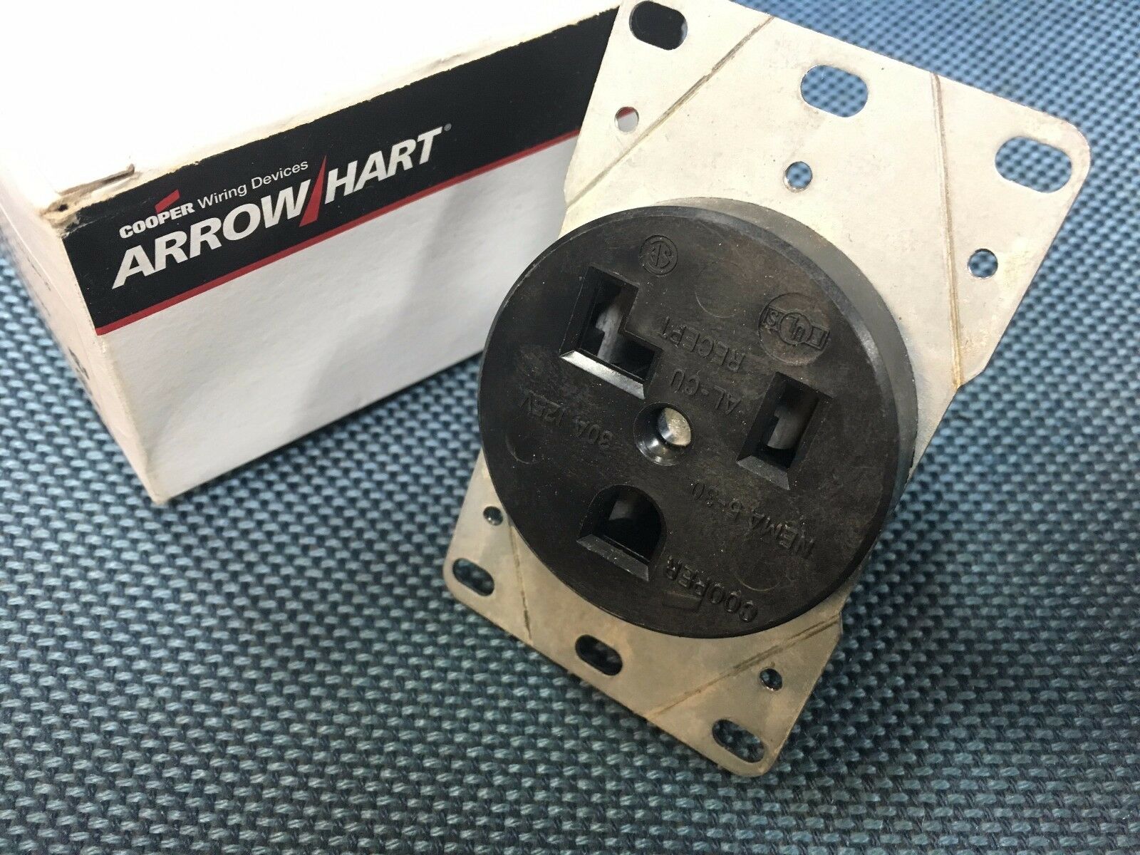 1pcs - COOPER 5716N NEMA 5-30R 30A 125V Receptacle Outlet