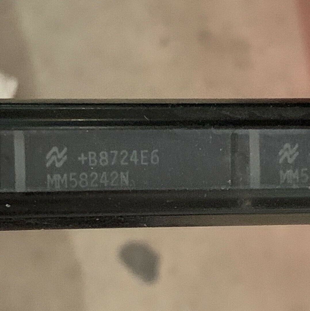 1PCS  IC NSC DIP-28 MM58242N