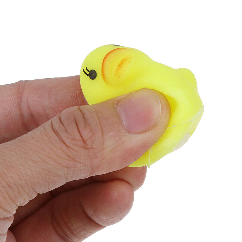 5pcs/set Mini Swimming Rings Rubber Yellow Ducks Cute Floating Baby Bath .l8