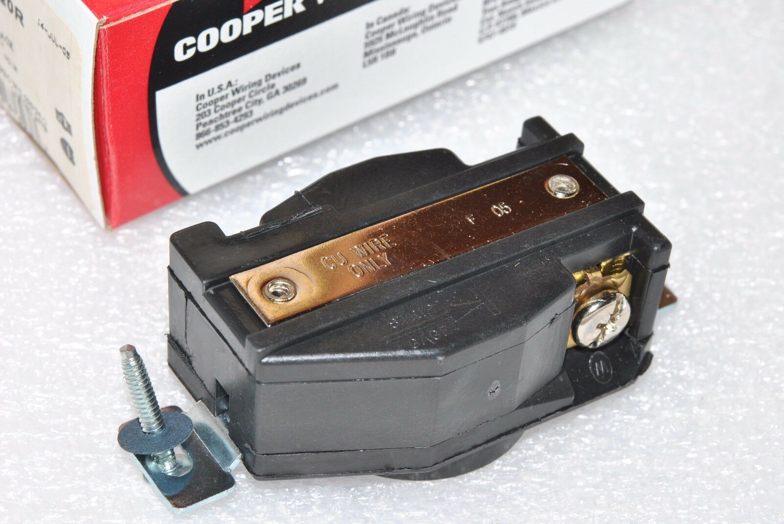 1pcs - COOPER CWL520R NEMA L5-20R 20A 125V Twist Hart-Lock Locking Receptacle